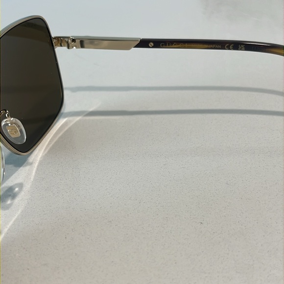 Brand new Gucci sunglasses. Only worn once, got as a gift, not my style - Picture 6 of 11